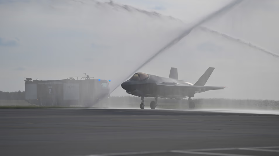 Máy bay chiến đấu F-35 lần đầu tiên gầm rú trên bầu trời Ba Lan- Ảnh 1. Máy bay chiến đấu F-35 lần đầu tiên gầm rú trên bầu trời Ba Lan- Ảnh 1.