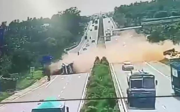 &Ocirc; t&ocirc; đ&acirc;m v&agrave;o xe đi l&ugrave;i tr&ecirc;n cao tốc, 4 người trong một gia đ&igrave;nh tử vong - Ảnh 1.