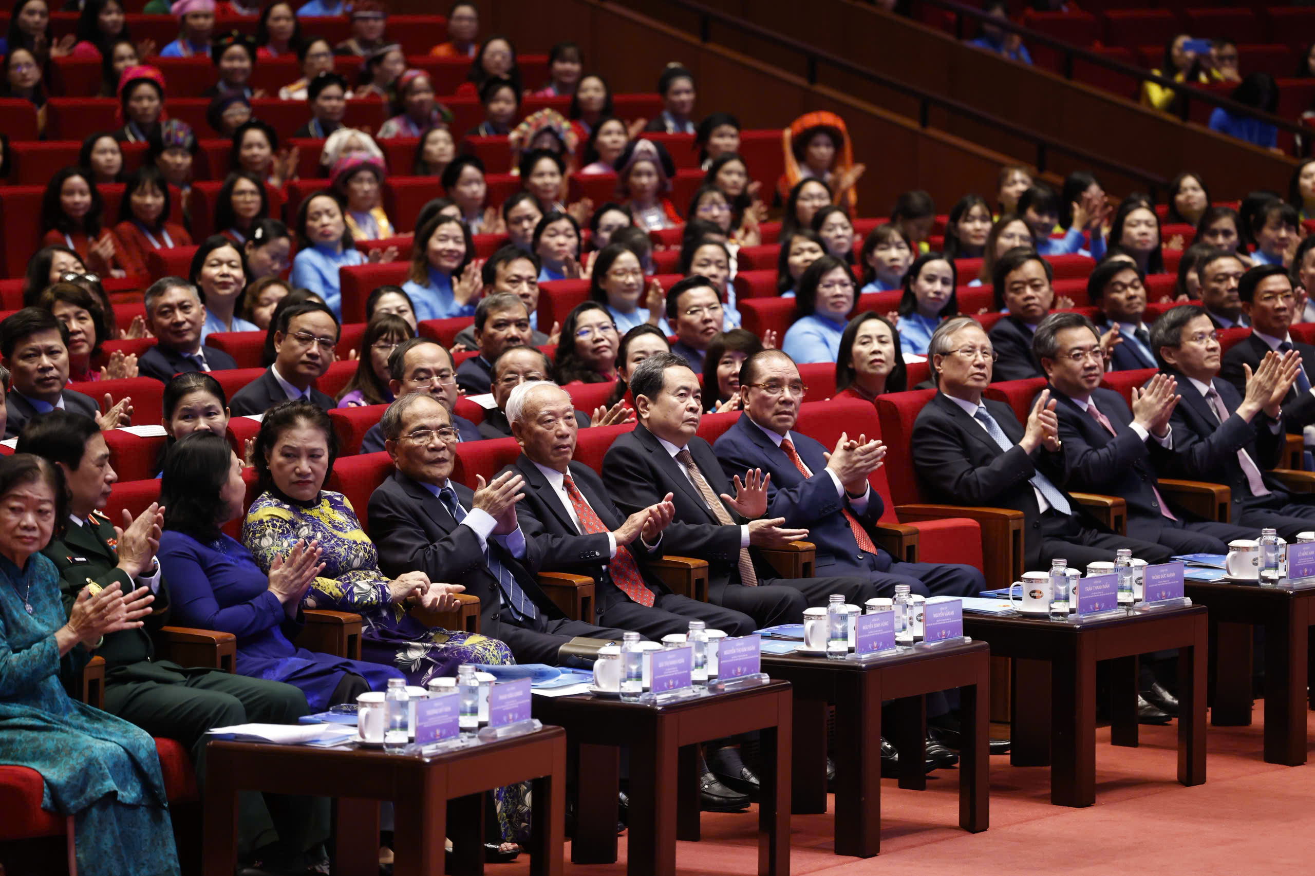 Phụ nữ phải thực sự trở thành chủ thể quan trọng kiến tạo tương lai phát triển của đất nước - Ảnh 1.