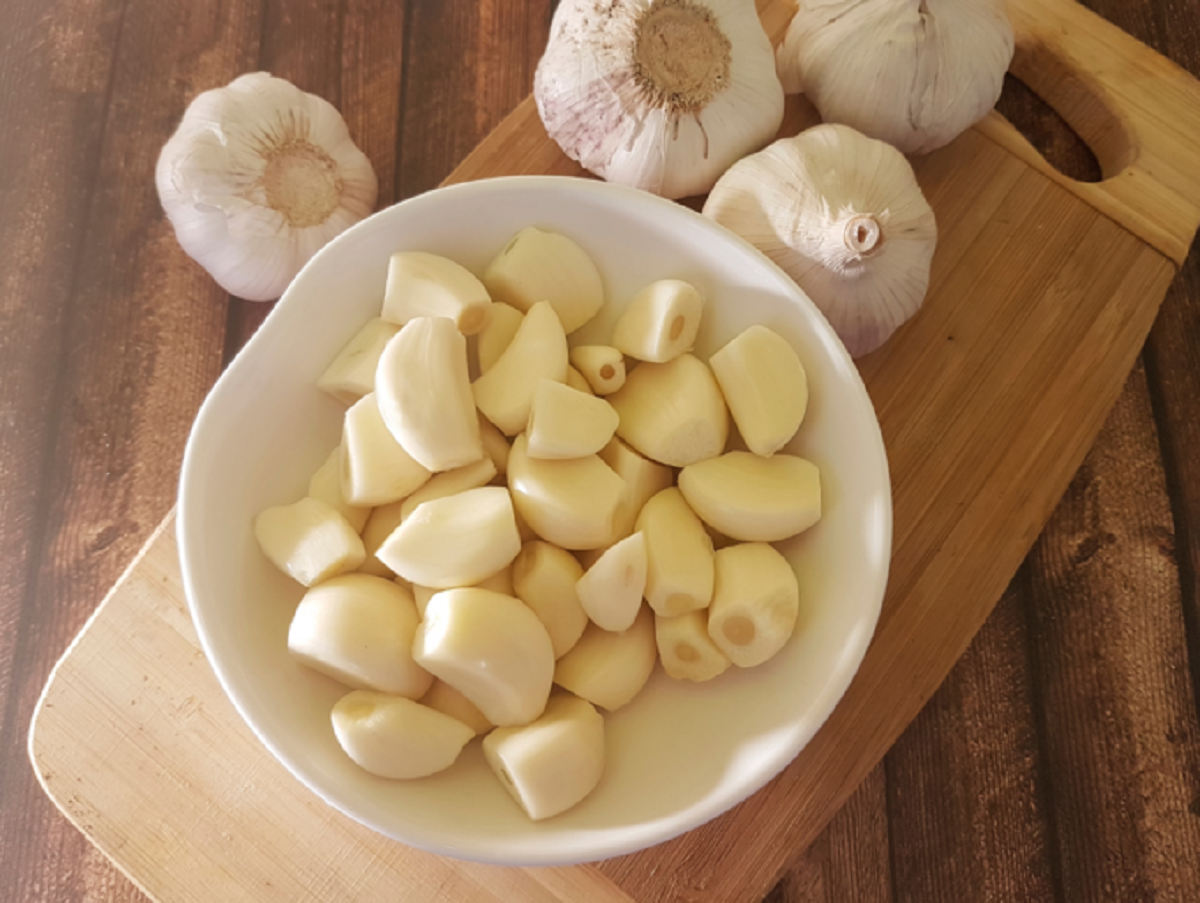 Người phụ nữ ăn tỏi sống mỗi ngày để 