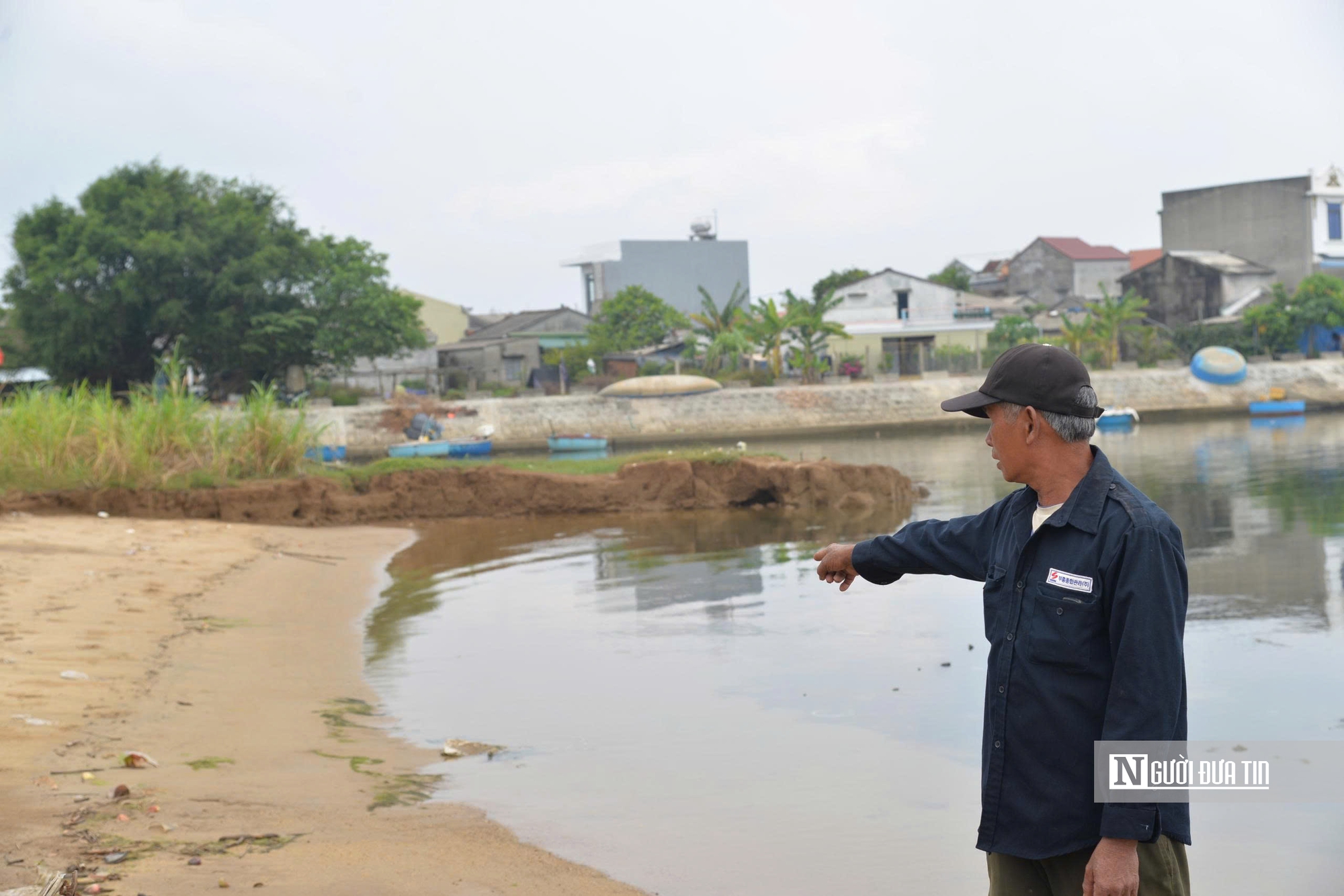Quảng Ngãi: Sông Trà Khúc sạt lở, người dân thấp thỏm giữ đất- Ảnh 2. Quảng Ngãi: Sông Trà Khúc sạt lở, người dân thấp thỏm giữ đất- Ảnh 2.
