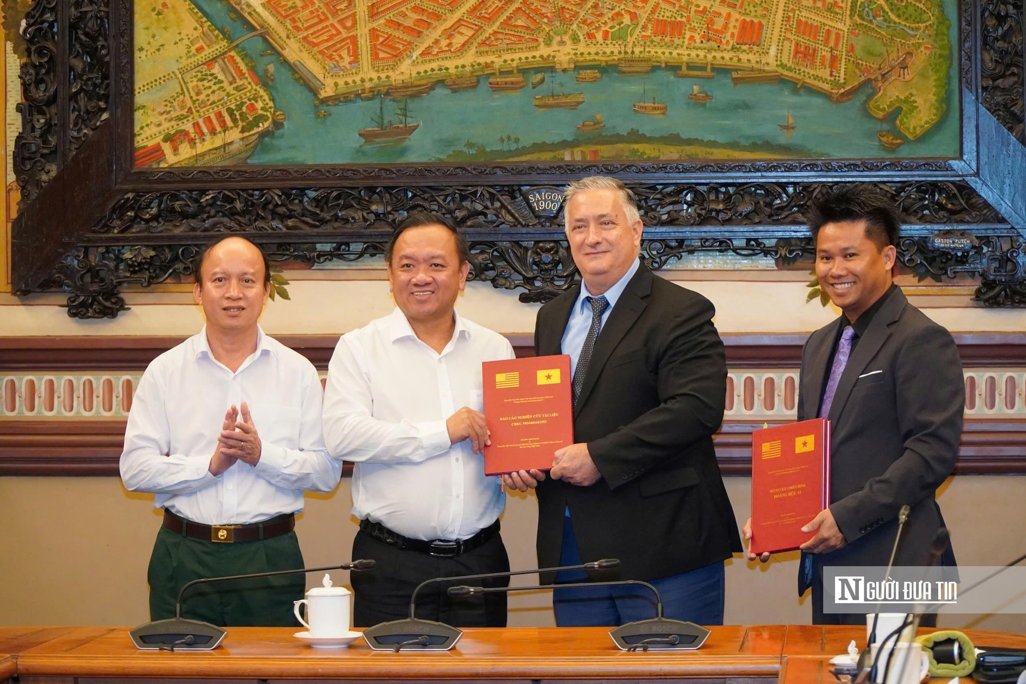 Hoa Kỳ hỗ trợ tư liệu tìm kiếm hố chôn liệt sĩ tại Công viên Lê Thị Riêng - Ảnh 3.