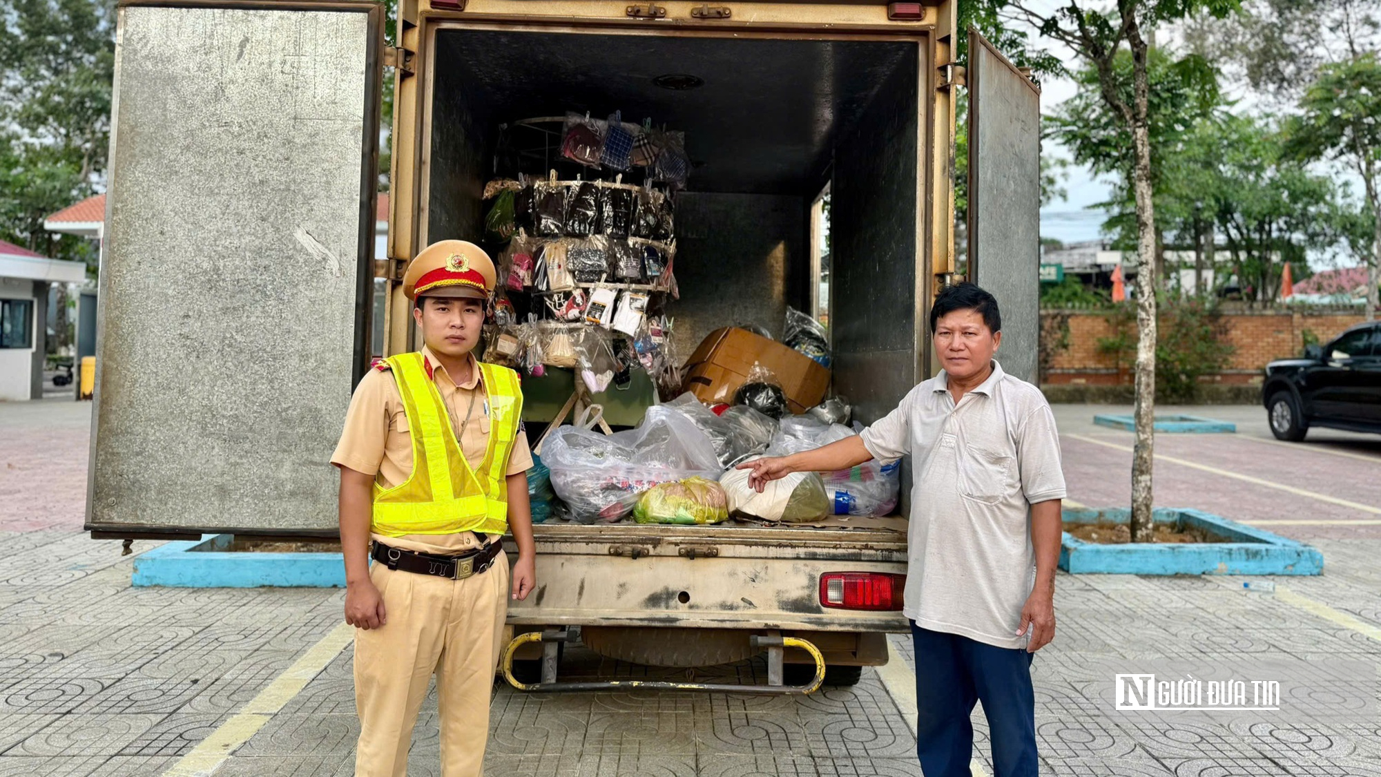 CSGT chặn xe tải chở gần 550 sản phẩm nghi h&agrave;ng giả- Ảnh 2.