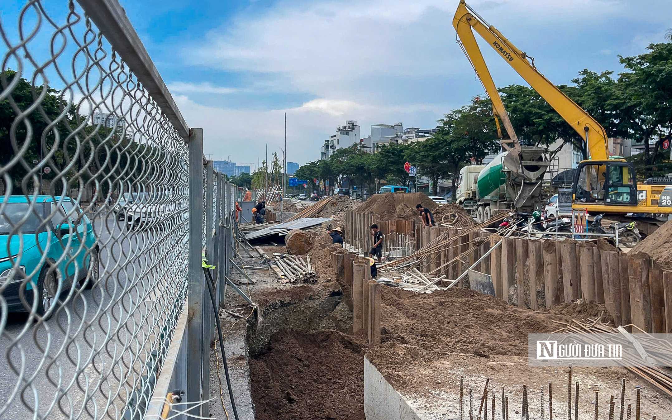 Hà Nội: Cận cảnh hàng cây xanh vừa trồng đã sắp bị thay trên đường Võ Chí Công- Ảnh 3. Hà Nội: Cận cảnh hàng cây xanh vừa trồng đã sắp bị thay trên đường Võ Chí Công- Ảnh 3.