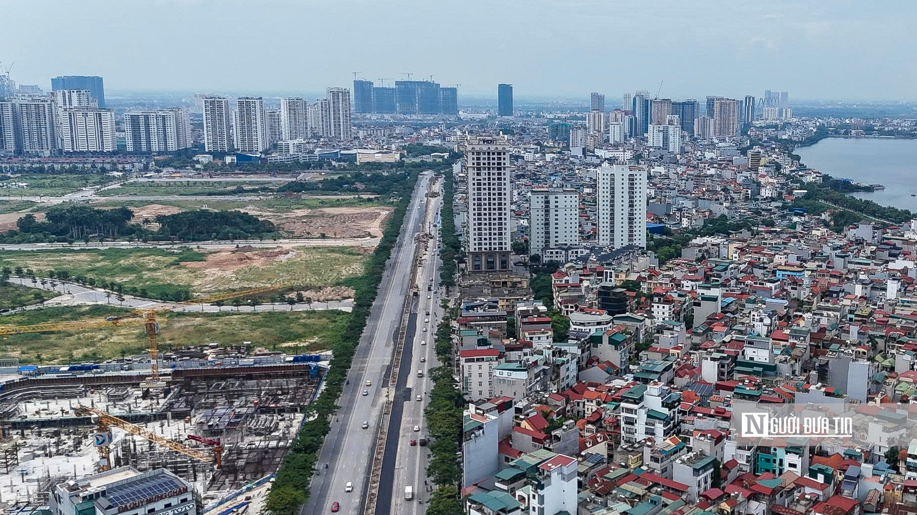 Hà Nội: Cận cảnh hàng cây xanh vừa trồng đã sắp bị thay trên đường Võ Chí Công- Ảnh 1. Hà Nội: Cận cảnh hàng cây xanh vừa trồng đã sắp bị thay trên đường Võ Chí Công- Ảnh 1.