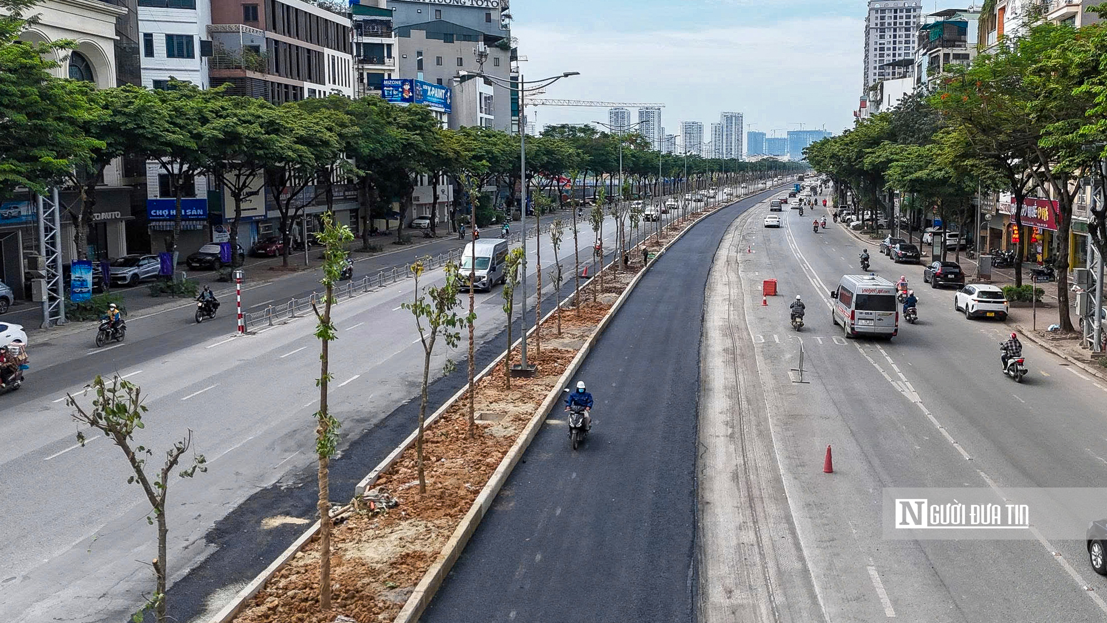 Hà Nội: Cận cảnh hàng cây xanh vừa trồng đã sắp bị thay trên đường Võ Chí Công- Ảnh 4. Hà Nội: Cận cảnh hàng cây xanh vừa trồng đã sắp bị thay trên đường Võ Chí Công- Ảnh 4.