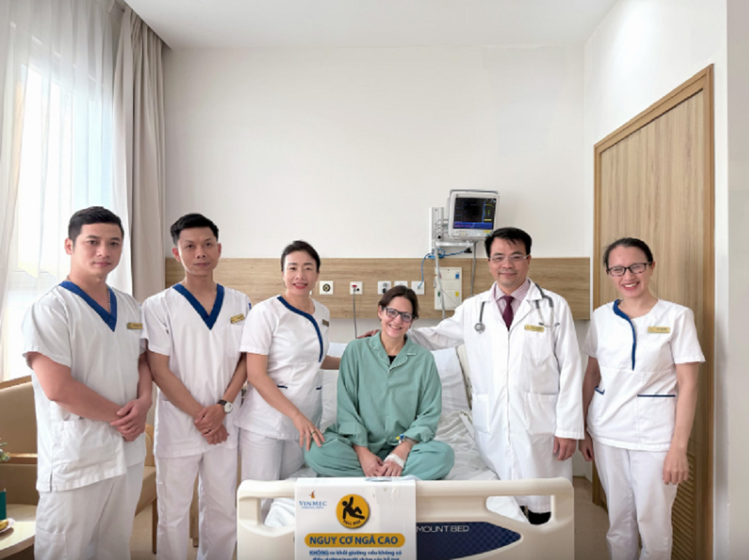 Cuộc chiến sinh tử 2 lần cứu sống nữ bệnh nhân nước ngoài ngay trên bàn can thiệp tại Vinmec Đà Nẵng- Ảnh 2. Cuộc chiến sinh tử 2 lần cứu sống nữ bệnh nhân nước ngoài ngay trên bàn can thiệp tại Vinmec Đà Nẵng- Ảnh 2.