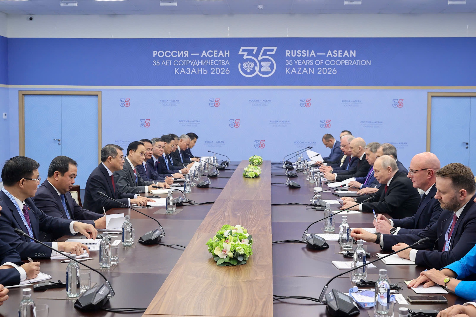 Thủ tướng Lê Minh Hưng hội kiến Tổng thống Nga Vladimir Putin - Ảnh 2.