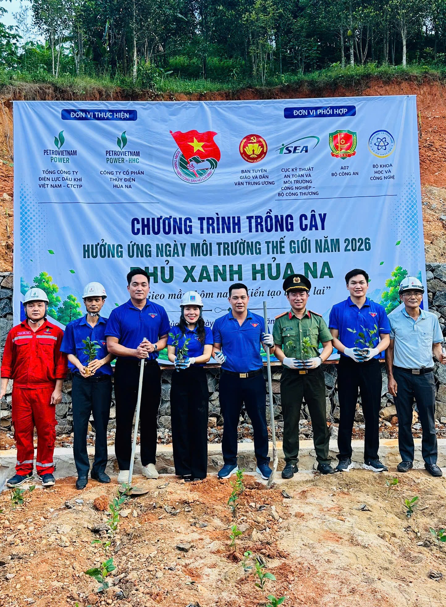 Sắc xanh bên lòng hồ thượng nguồn - “Gieo mầm hôm nay, kiến tạo tương lai” - Ảnh 1.