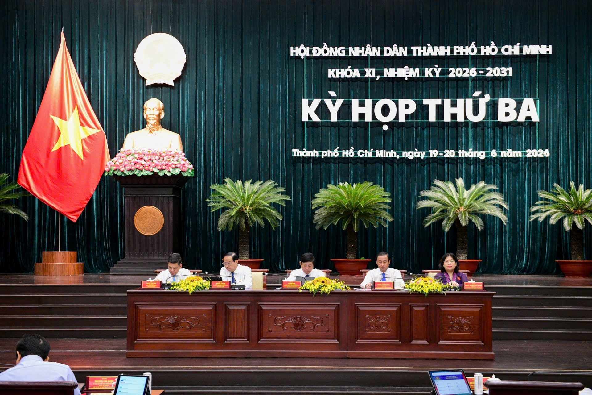 Chủ tịch Tp.HCM: Không được trả lời dân bằng văn bản dài dòng rồi kết luận “theo quy định pháp luật”- Ảnh 2. Chủ tịch Tp.HCM: Không được trả lời dân bằng văn bản dài dòng rồi kết luận “theo quy định pháp luật”- Ảnh 2.