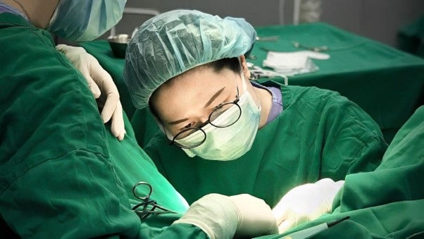 ThS.BS Nguyễn Thị Hồng V&acirc;n: Hơn 15 năm gắn b&oacute; với chuy&ecirc;n ng&agrave;nh phẫu thuật tạo h&igrave;nh thẩm mỹ - Ảnh 2.