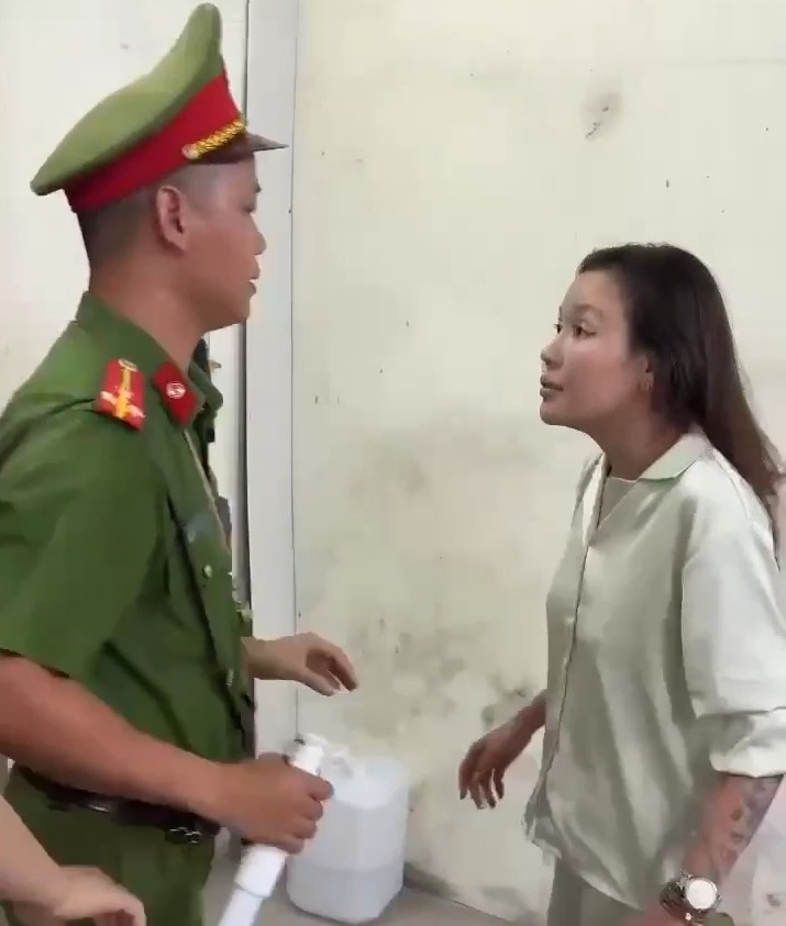Khởi tố người phụ nữ chửi bới, hành hung công an ở Thái Nguyên - Ảnh 1.