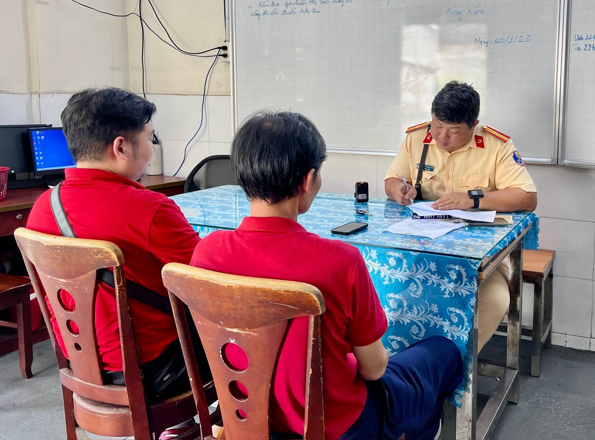 Tài xế và chủ xe buýt 2 tầng chở Hoa hậu Hương Giang diễu hành bị lập biên bản, xử phạt - Ảnh 1.