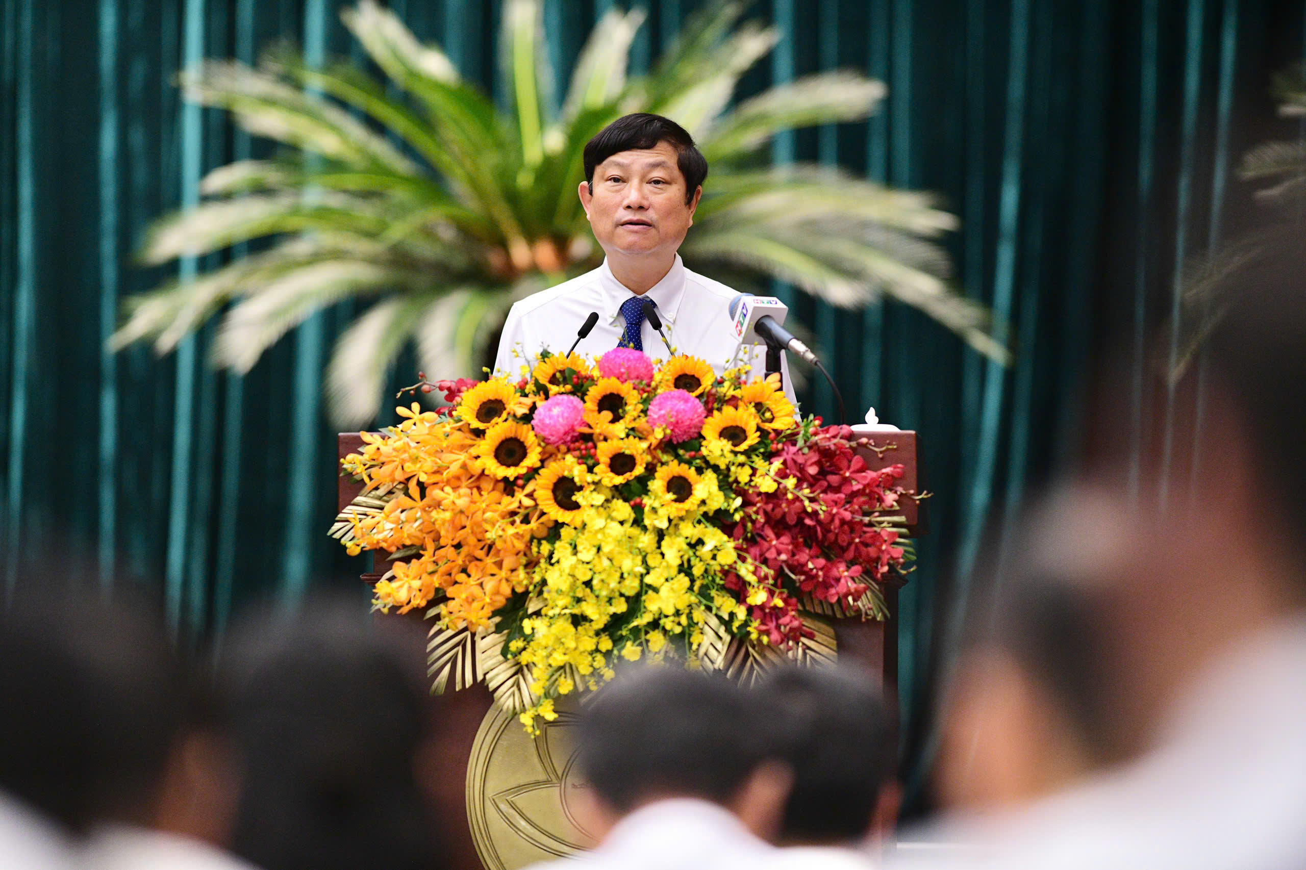 Chủ tịch Tp.HCM: Không được trả lời dân bằng văn bản dài dòng rồi kết luận “theo quy định pháp luật”- Ảnh 4. Chủ tịch Tp.HCM: Không được trả lời dân bằng văn bản dài dòng rồi kết luận “theo quy định pháp luật”- Ảnh 4.