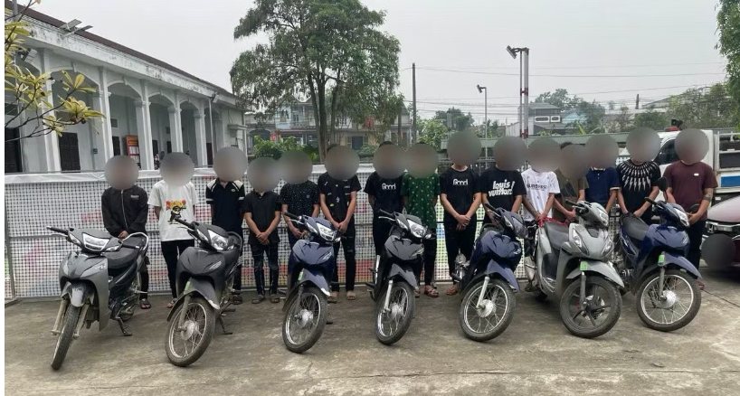 Khởi tố 14 đối tượng dùng vỏ chai, dao, kiếm tấn công người đi đường - Ảnh 1.