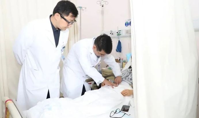 Người phụ nữ 27 tuổi phải cắt bỏ đại tràng vì làm 