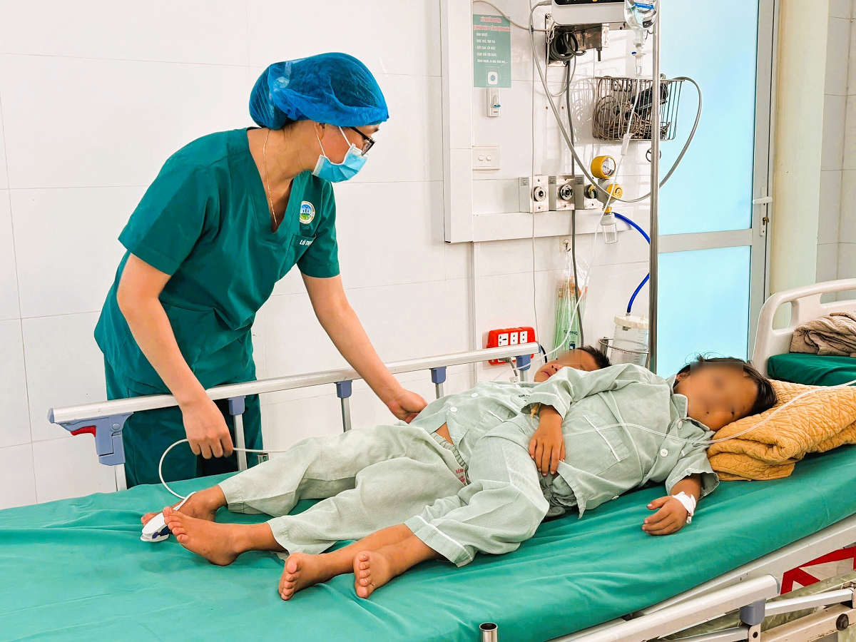 Ăn món quen thuộc, 3 anh em nhỏ cùng nhập viện cấp cứu- Ảnh 1.