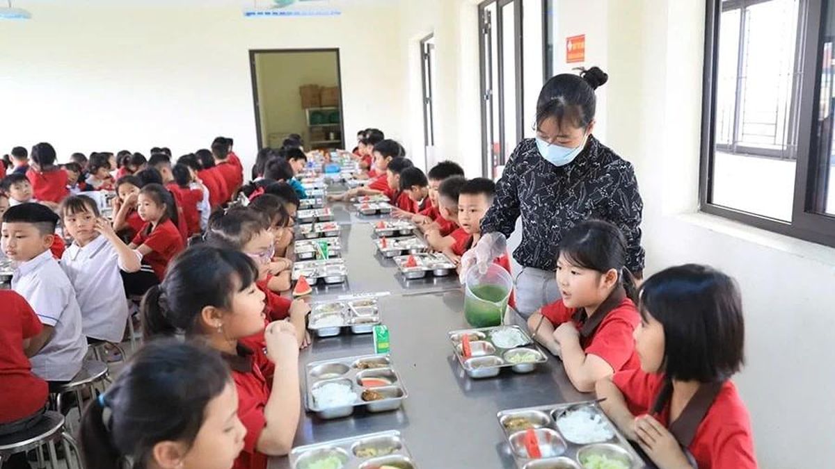 Hà Nội dự kiến nâng mức hỗ trợ bữa ăn bán trú cho học sinh tiểu học - Ảnh 1.