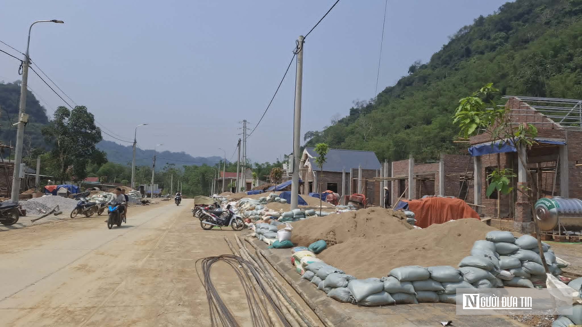 Nhiều khu tái định cư chậm tiến độ, các hộ dân vùng sạt lở mong mỏi an cư trước mùa mưa bão- Ảnh 2. Nhiều khu tái định cư chậm tiến độ, các hộ dân vùng sạt lở mong mỏi an cư trước mùa mưa bão- Ảnh 2.