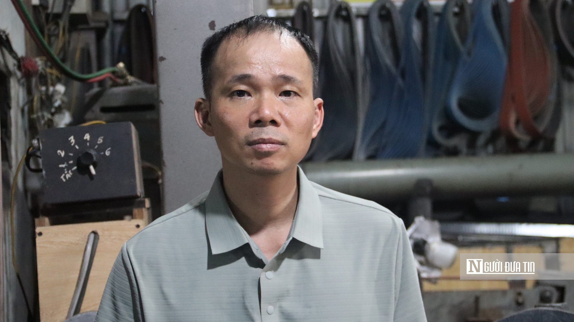 Du khách nước ngoài thích thú trải nghiệm làm dao tại làng nghề Đa Sỹ - Ảnh 1.