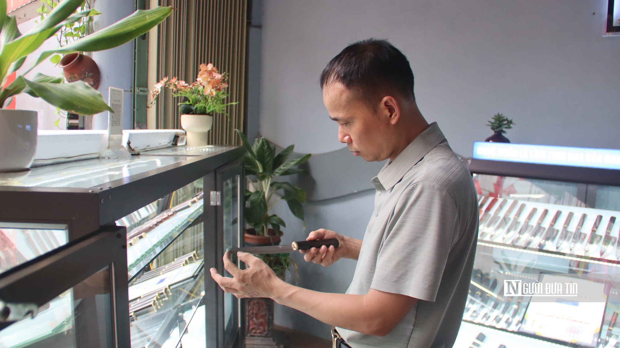 Du khách nước ngoài thích thú trải nghiệm làm dao tại làng nghề Đa Sỹ - Ảnh 4.