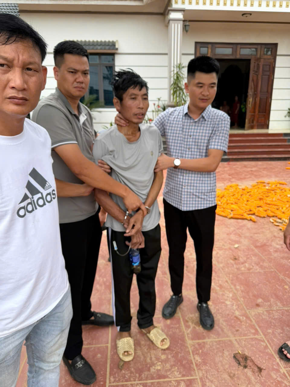 Bắt kẻ truy nã trốn khỏi trại giam Hoàng Tiến - Ảnh 1.
