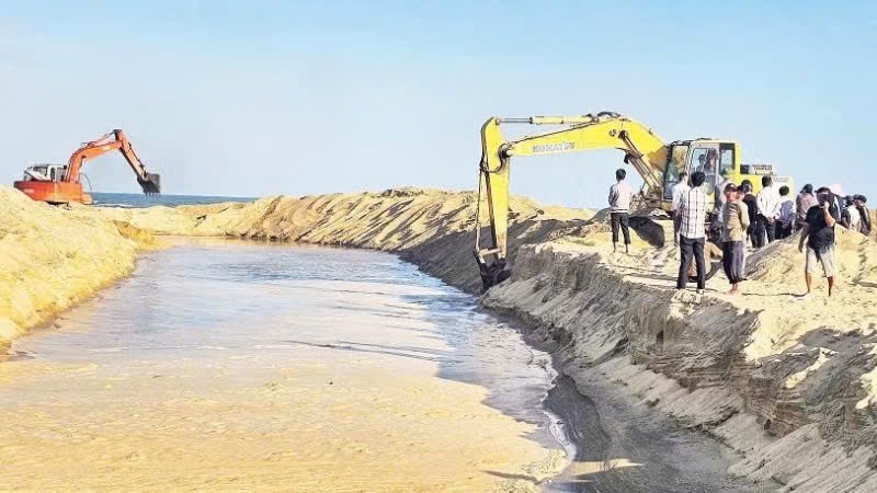 Cát bồi lấp cửa biển khiến hàng trăm tàu thuyền 