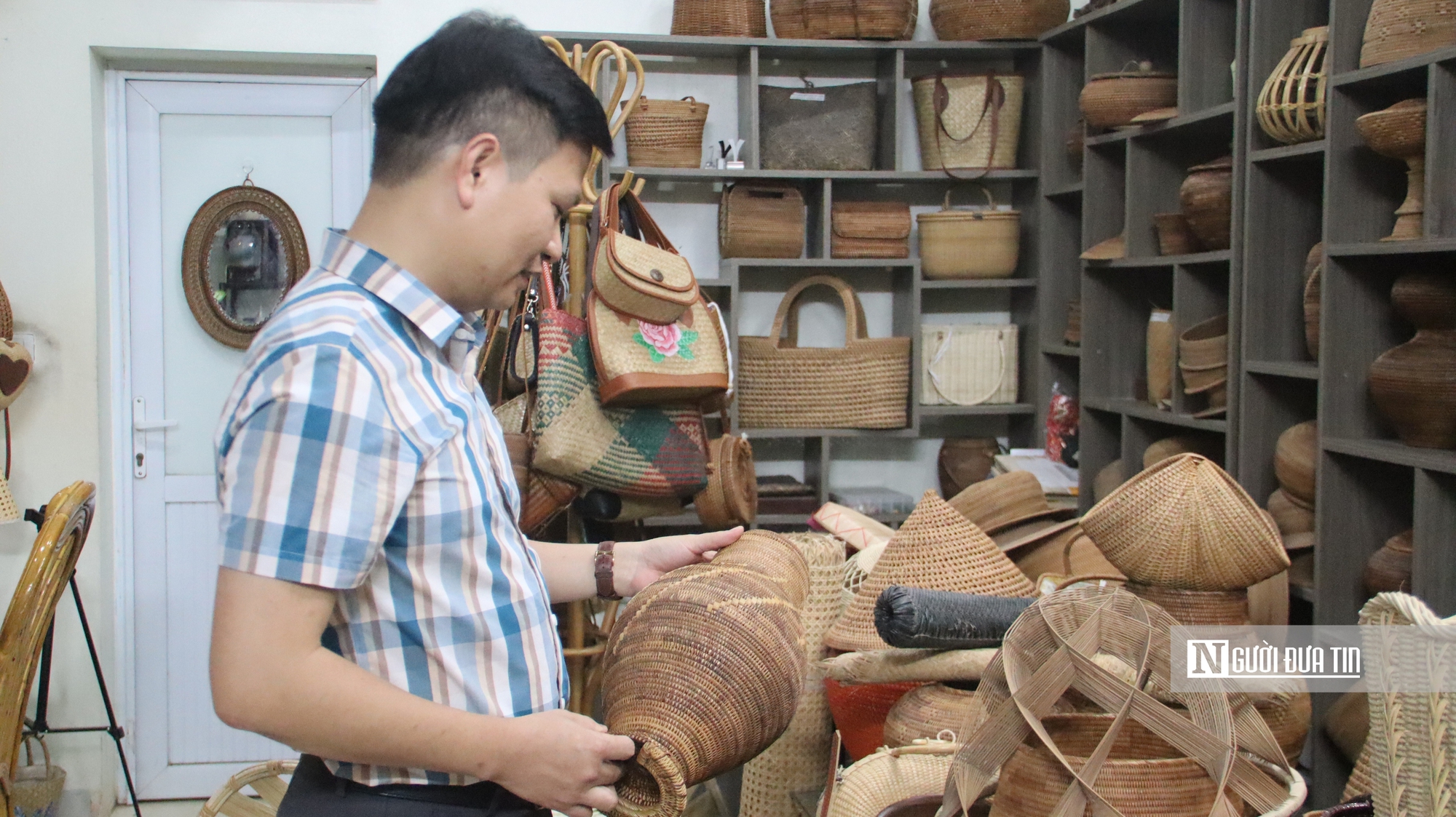 Từ tiếng chẻ tre tuổi thơ đến kh&aacute;t vọng đưa l&agrave;ng nghề Việt đi khắp thế giới - Ảnh 3.