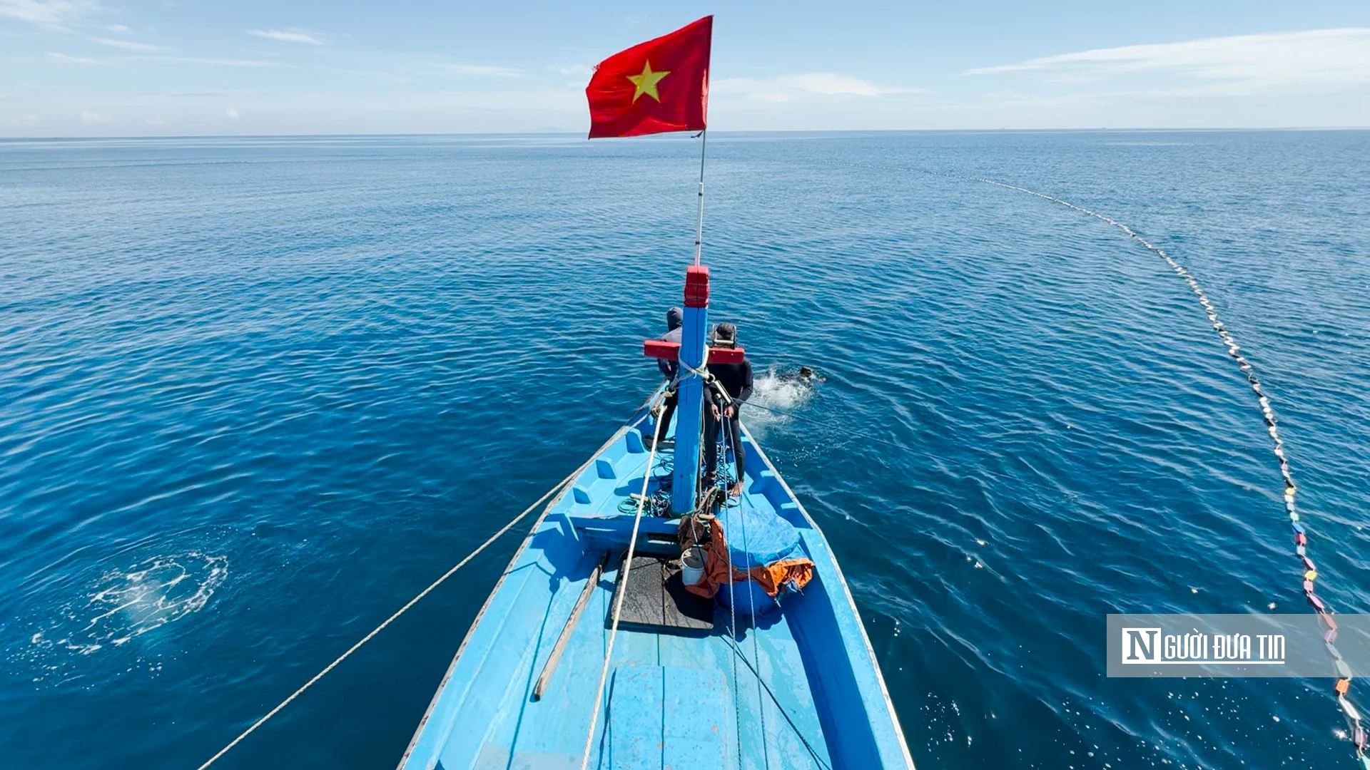 Một ng&agrave;y theo t&agrave;u lưới v&acirc;y săn luồng c&aacute; tr&ecirc;n ngư trường gần bờ biển Quảng Ng&atilde;i- Ảnh 1.
