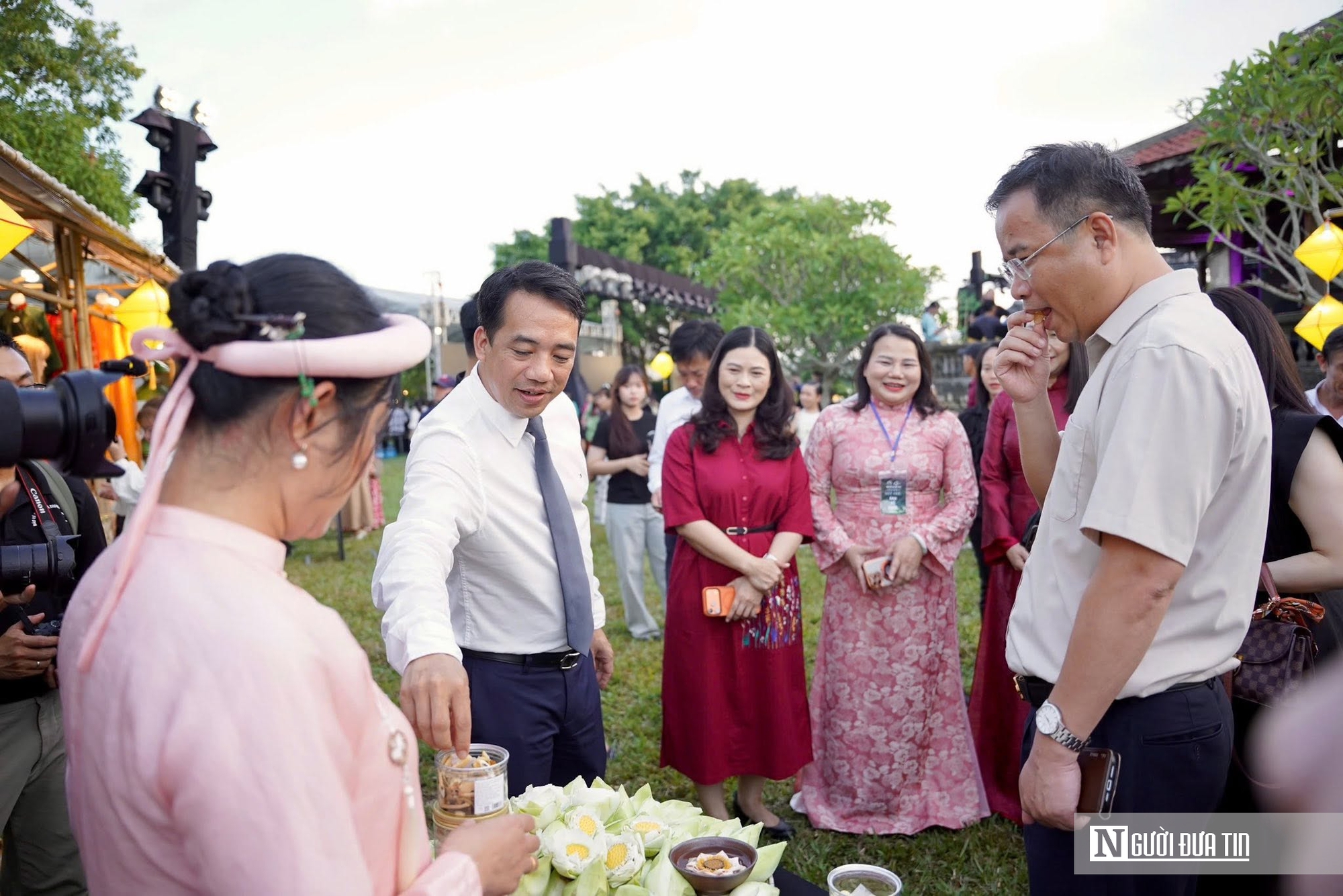 Ảnh: Du khách thích thú ngắm sen, thưởng tiệc cung đình giữa Đảo Bồng Lai- Ảnh 3. Ảnh: Du khách thích thú ngắm sen, thưởng tiệc cung đình giữa Đảo Bồng Lai- Ảnh 3.