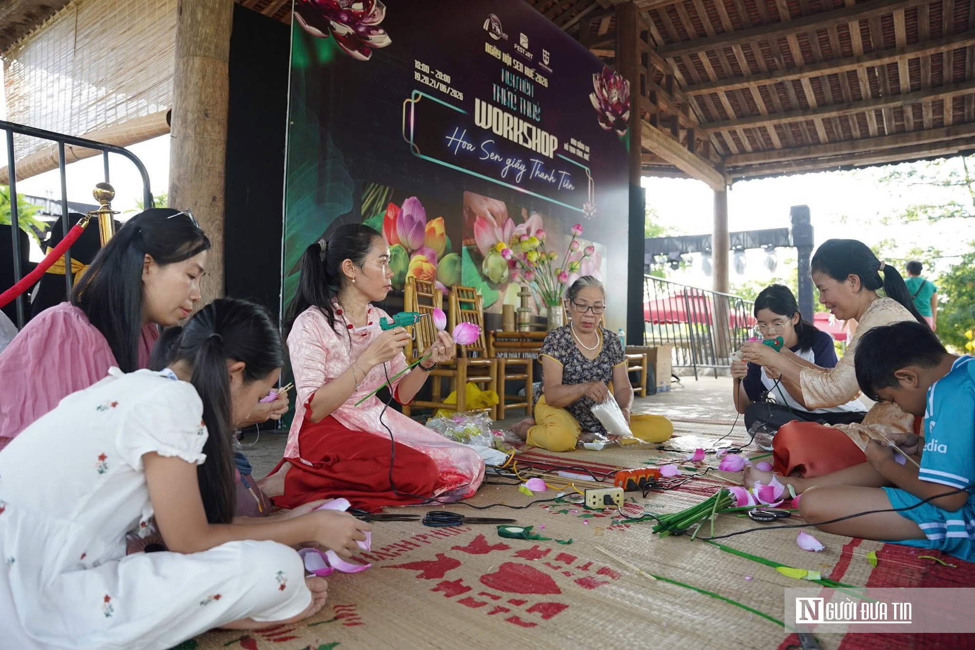 Ảnh: Du khách thích thú ngắm sen, thưởng tiệc cung đình giữa Đảo Bồng Lai- Ảnh 10. Ảnh: Du khách thích thú ngắm sen, thưởng tiệc cung đình giữa Đảo Bồng Lai- Ảnh 10.