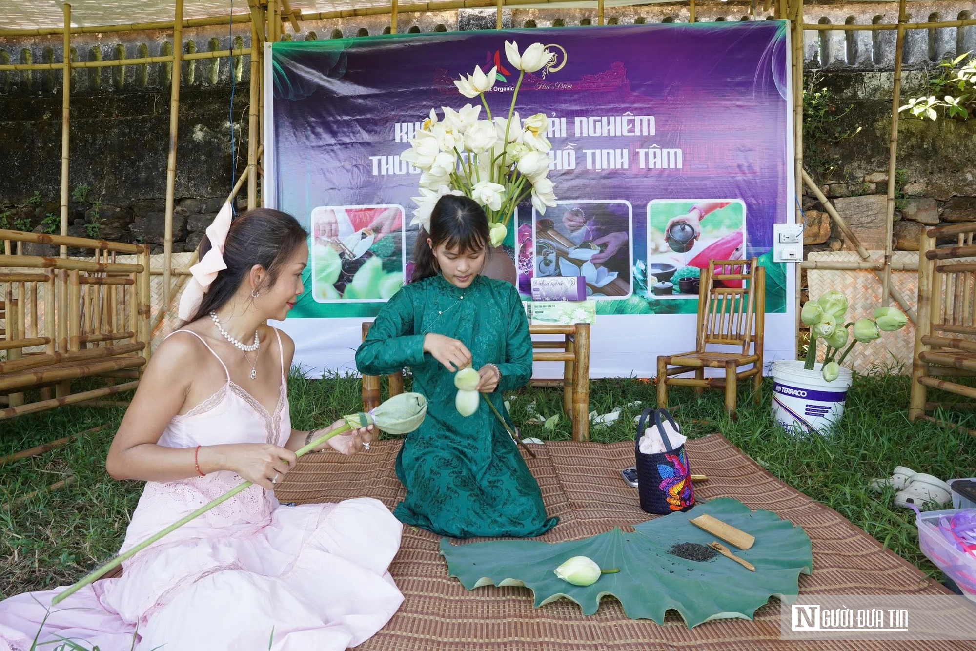 Ảnh: Du khách thích thú ngắm sen, thưởng tiệc cung đình giữa Đảo Bồng Lai- Ảnh 8. Ảnh: Du khách thích thú ngắm sen, thưởng tiệc cung đình giữa Đảo Bồng Lai- Ảnh 8.