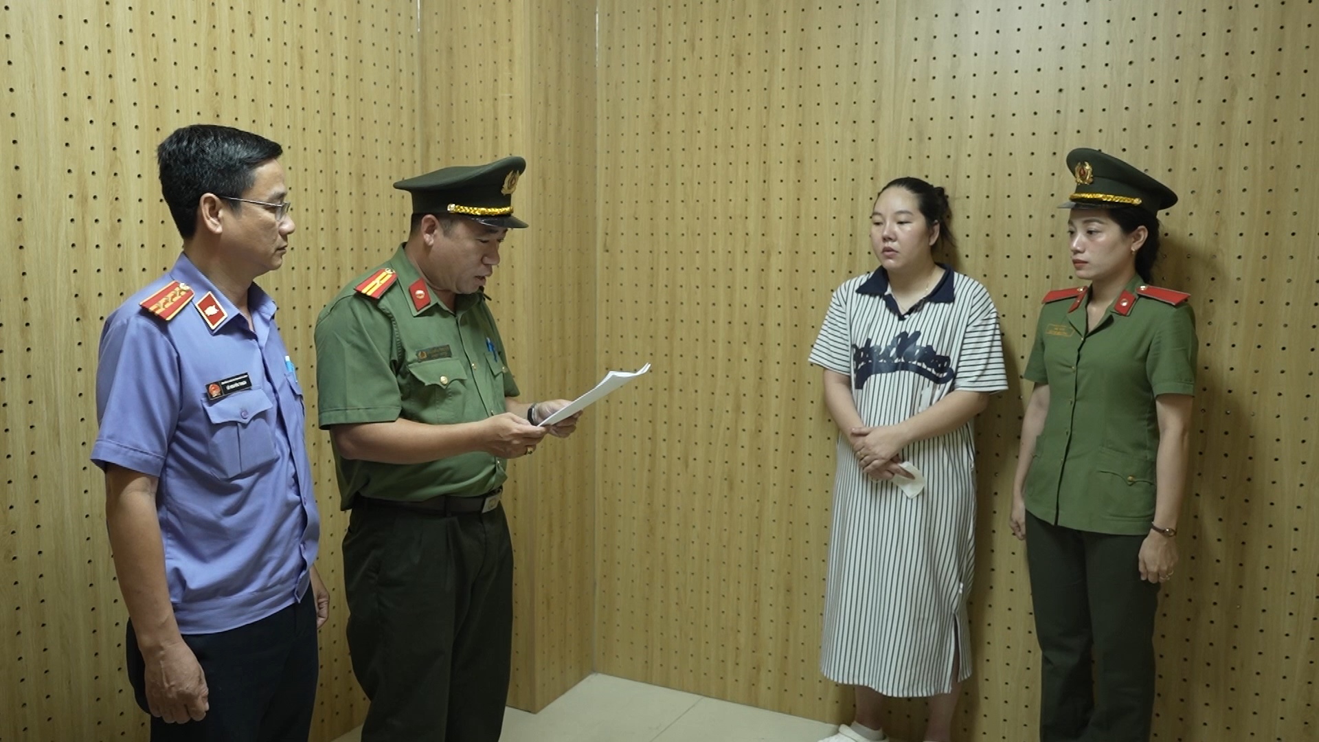 Phá loạt “ tổng hành dinh ” lừa đảo xuyên quốc gia ở TPHCM 2026 - Ảnh 4. Phá loạt “ tổng hành dinh ” lừa đảo xuyên quốc gia ở TPHCM 2026 - Ảnh 4.