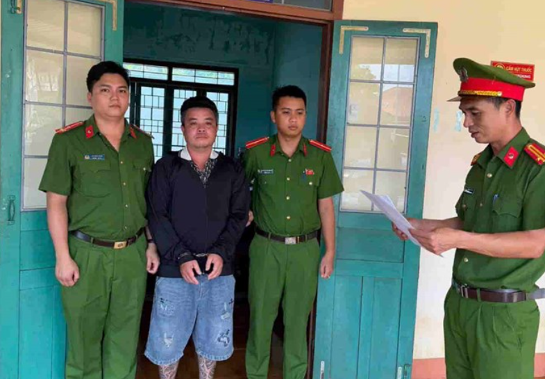 Bắt tạm giam đối tượng ném bình trà nước sôi vào đầu khiến người đàn ông nhập viện - Ảnh 1.