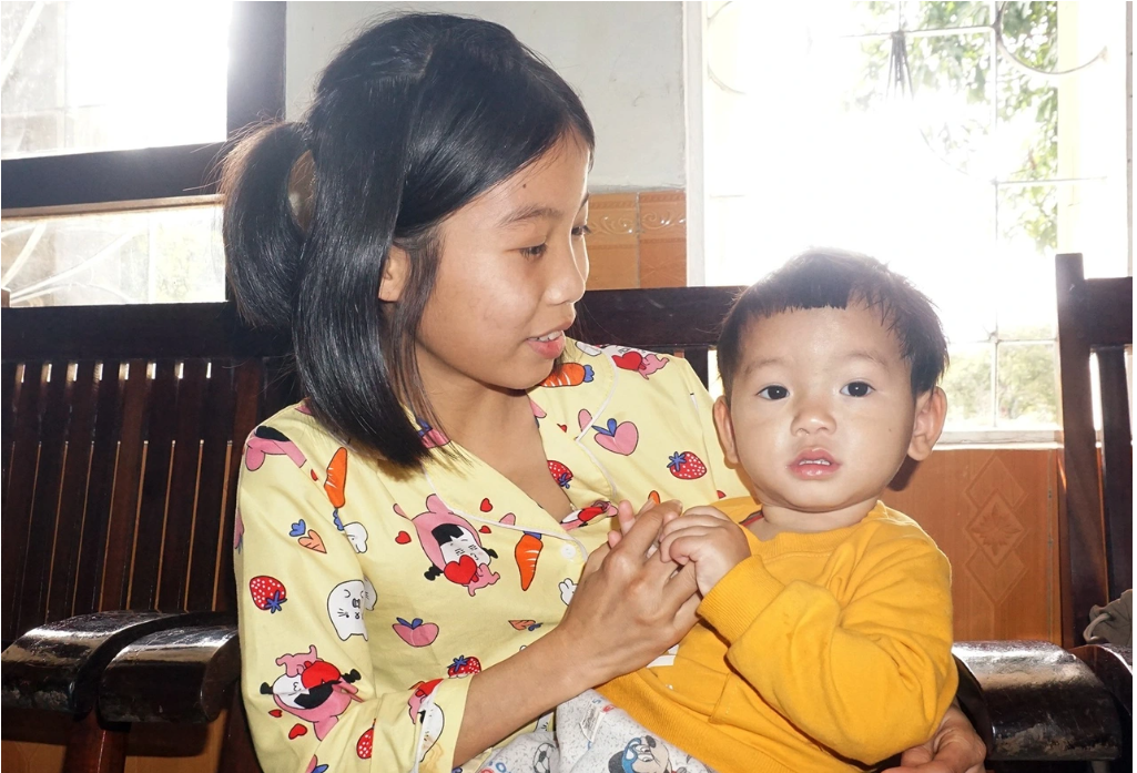 Từ cô bé bế em gửi quán nước ven đường gây xúc động đến giảng đường đại học - Ảnh 3.