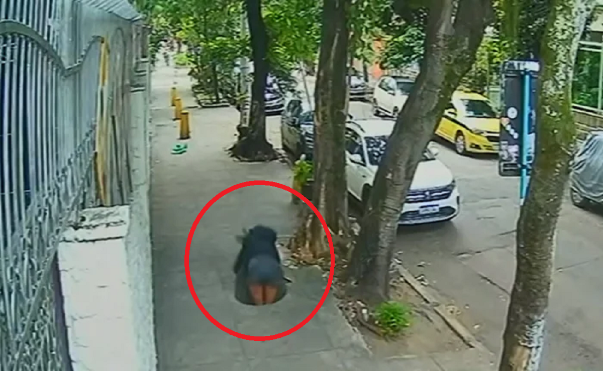 Đang đi bộ, người phụ nữ bất ngờ bị 