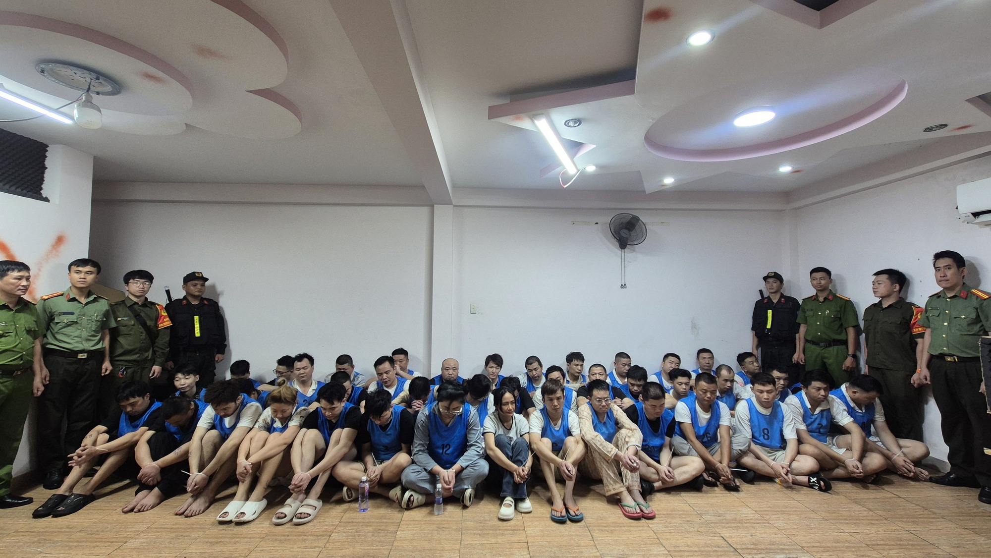 Phá loạt “ tổng hành dinh ” lừa đảo xuyên quốc gia ở TPHCM 2026 - Ảnh 2. Phá loạt “ tổng hành dinh ” lừa đảo xuyên quốc gia ở TPHCM 2026 - Ảnh 2.