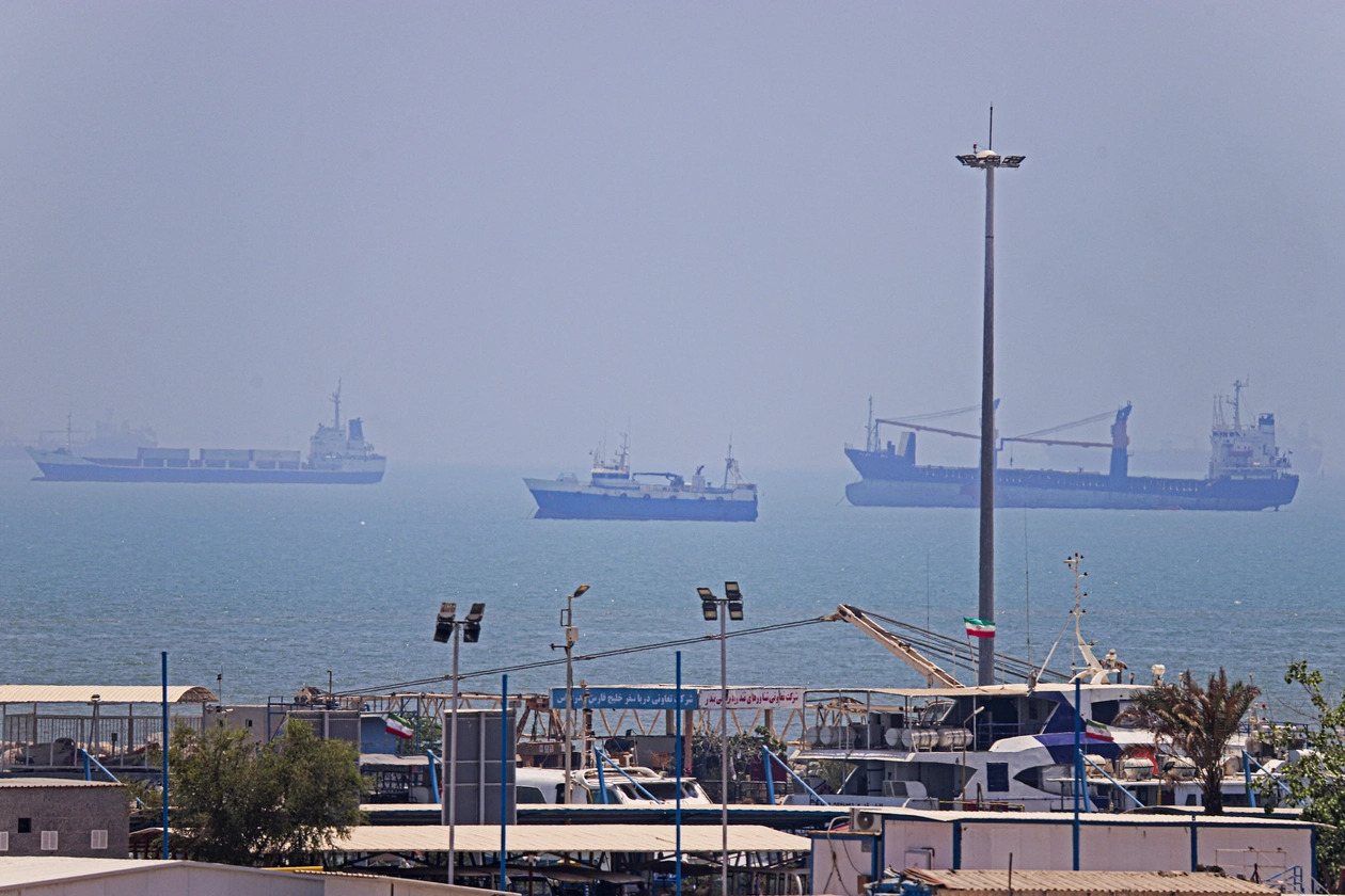 Iran tuyên bố đóng eo biển Hormuz, Tổng thống Trump đưa ra tối hậu thư- Ảnh 1. Iran tuyên bố đóng eo biển Hormuz, Tổng thống Trump đưa ra tối hậu thư- Ảnh 1.