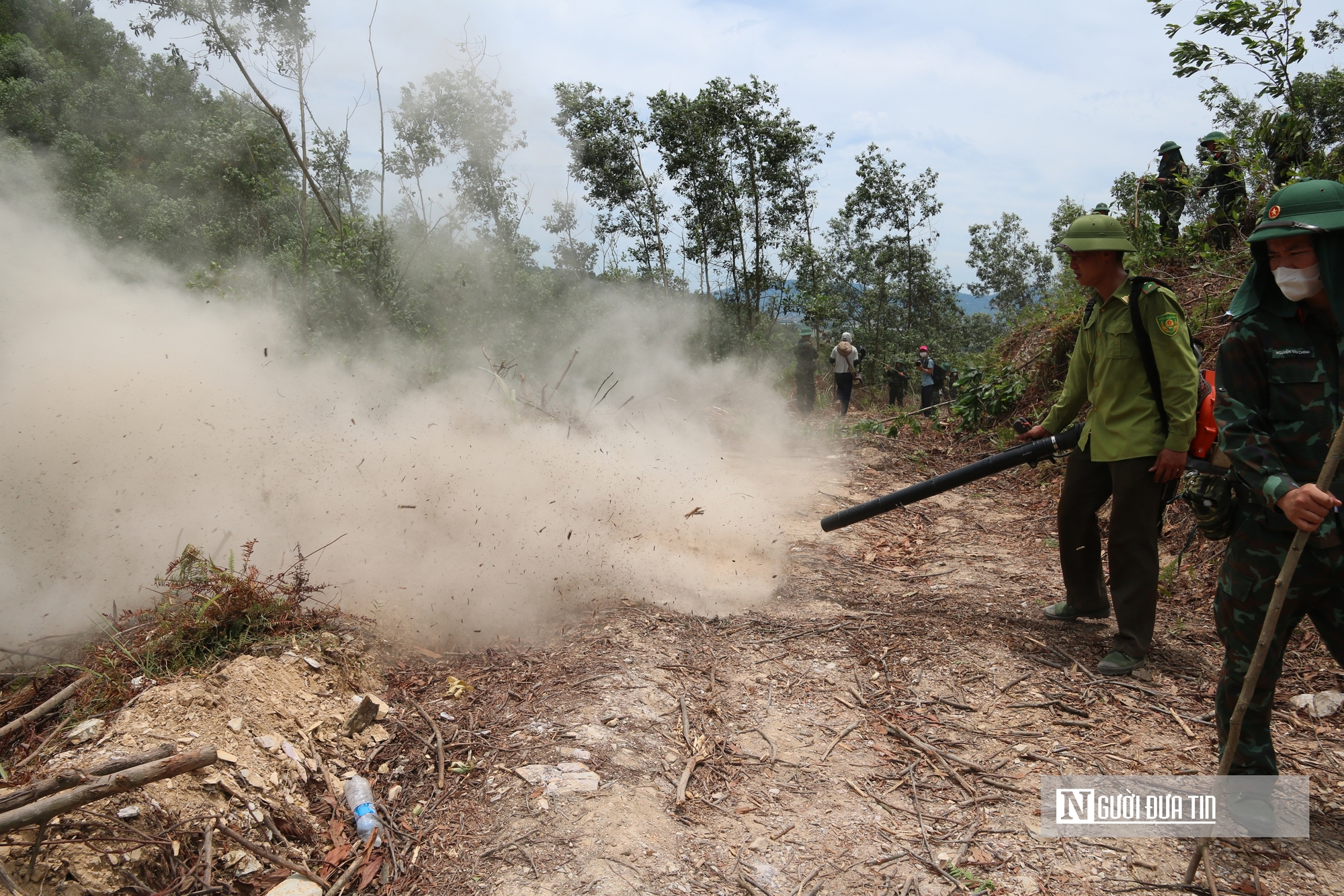Trắng đ&ecirc;m, xuy&ecirc;n ng&agrave;y căng m&igrave;nh lập đường băng cứu rừng bị ch&aacute;y- Ảnh 9.