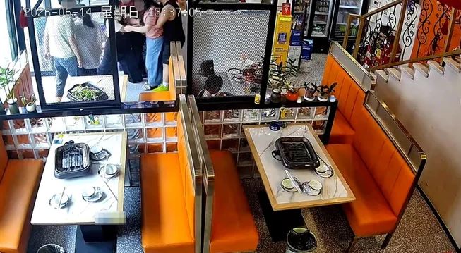 Cứu người gặp nạn, người đàn ông sốc nặng khi bị chỉ trích vì không mặc áo - Ảnh 1.