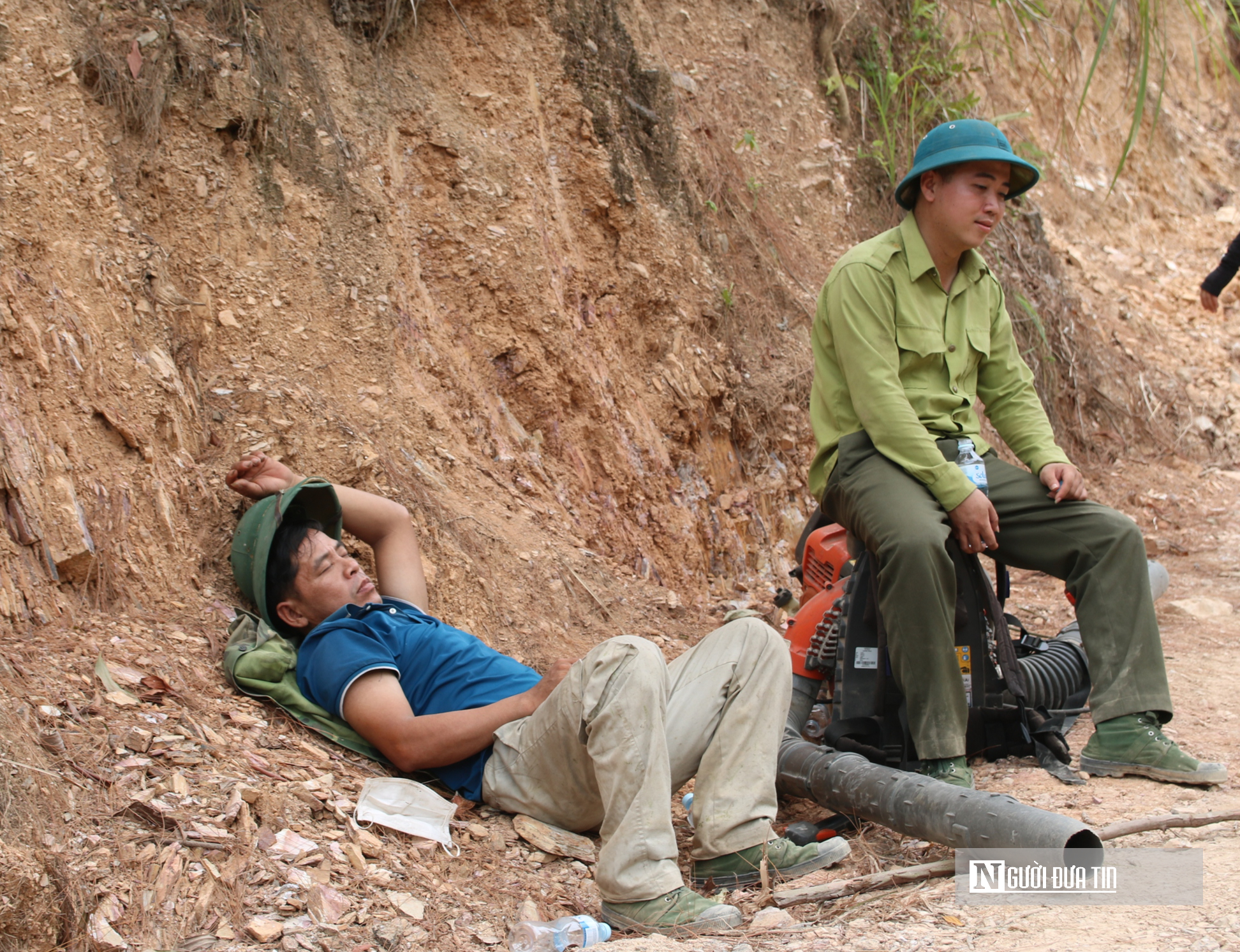 Trắng đ&ecirc;m, xuy&ecirc;n ng&agrave;y căng m&igrave;nh lập đường băng cứu rừng bị ch&aacute;y- Ảnh 13.