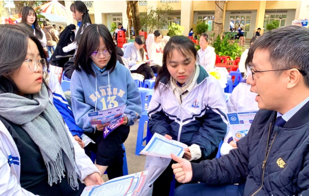 Tin vui cho phụ huynh Hà Nội: Trên 102.000 học sinh giành suất vào THPT công lập, đạt 80%- Ảnh 1. Tin vui cho phụ huynh Hà Nội: Trên 102.000 học sinh giành suất vào THPT công lập, đạt 80%- Ảnh 1.