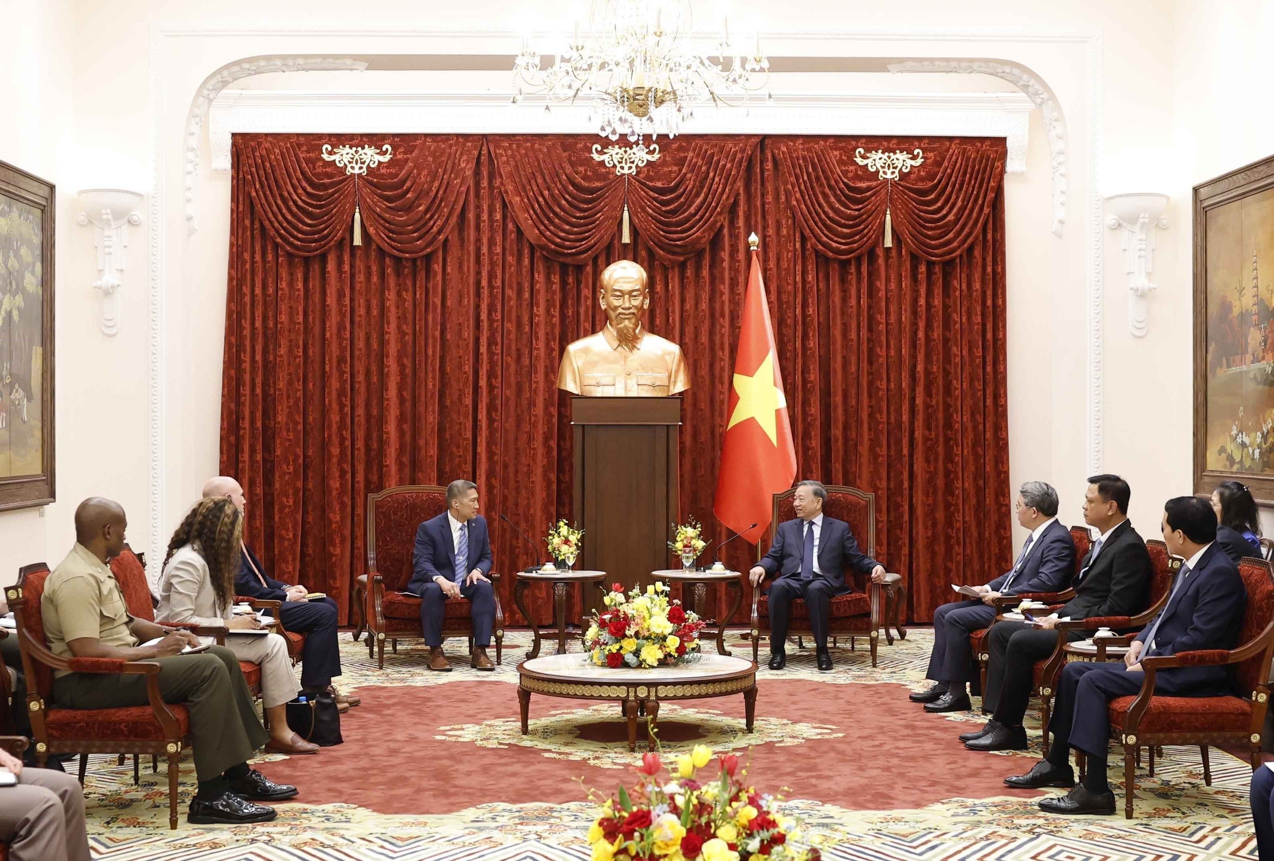 Tổng Bí thư, Chủ tịch nước Tô Lâm tiếp Quyền Bộ trưởng Hải quân Hoa Kỳ Hùng Cao- Ảnh 2.
