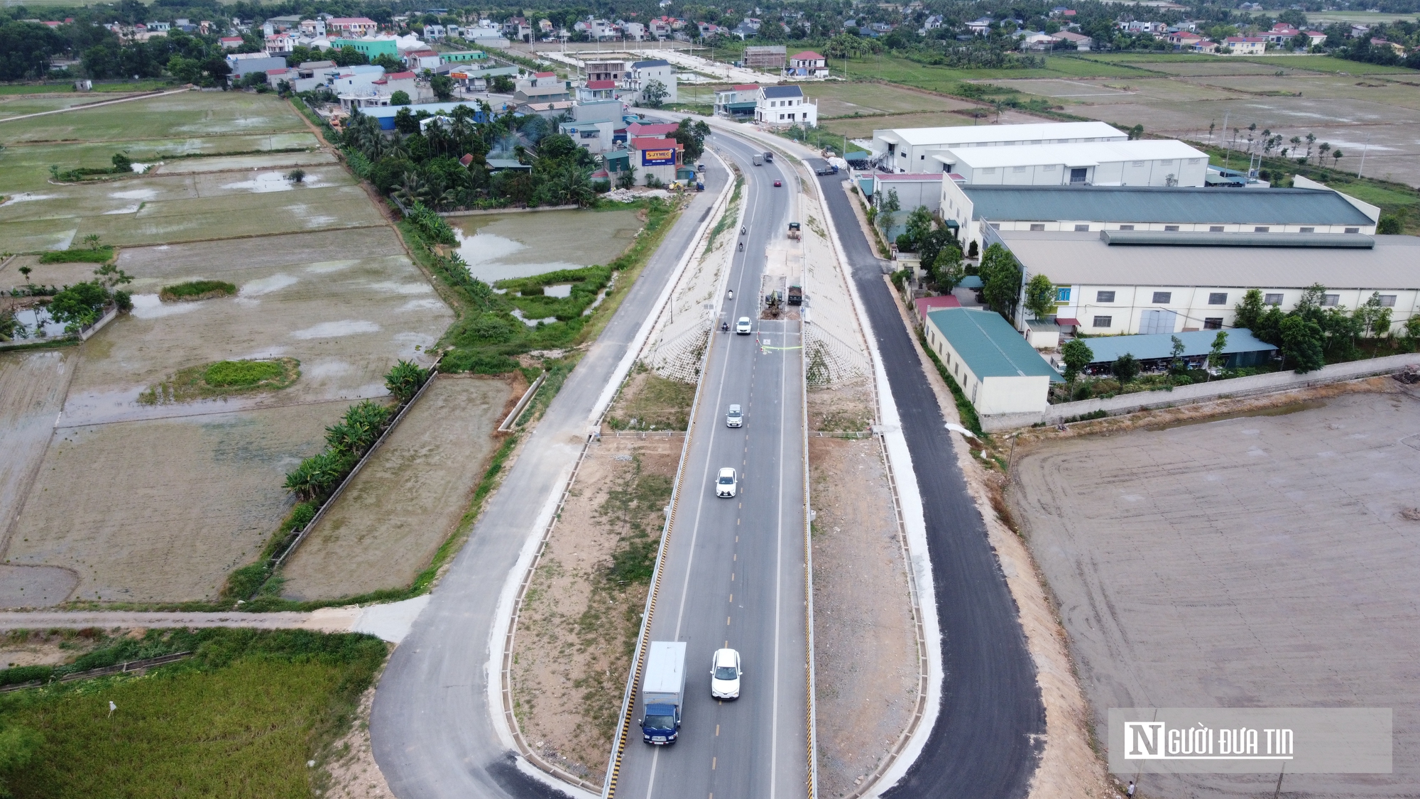 Cầu vượt đường sắt Quốc lộ 45 vừa thông xe đã xuất hiện sụt lún, bong tróc - Ảnh 3.