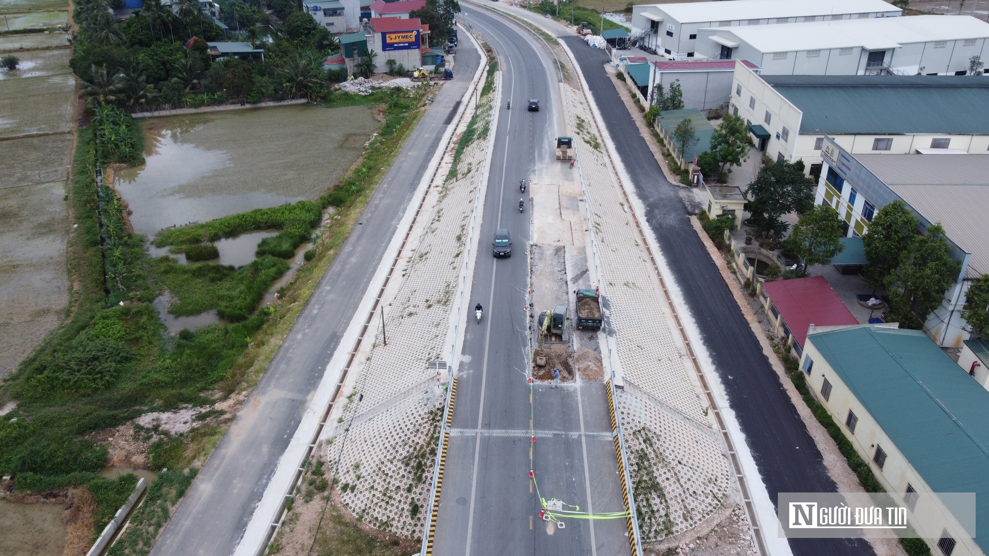 Cầu vượt đường sắt Quốc lộ 45 vừa thông xe đã xuất hiện sụt lún, bong tróc - Ảnh 4.