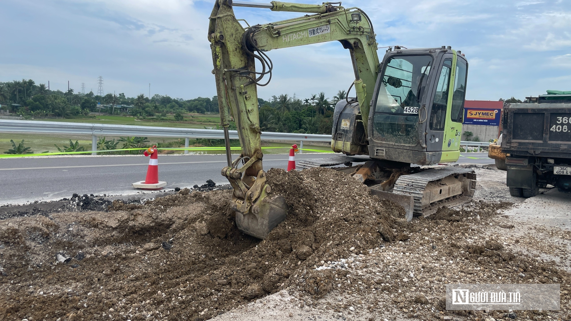 Cầu vượt đường sắt Quốc lộ 45 vừa thông xe đã xuất hiện sụt lún, bong tróc - Ảnh 5.
