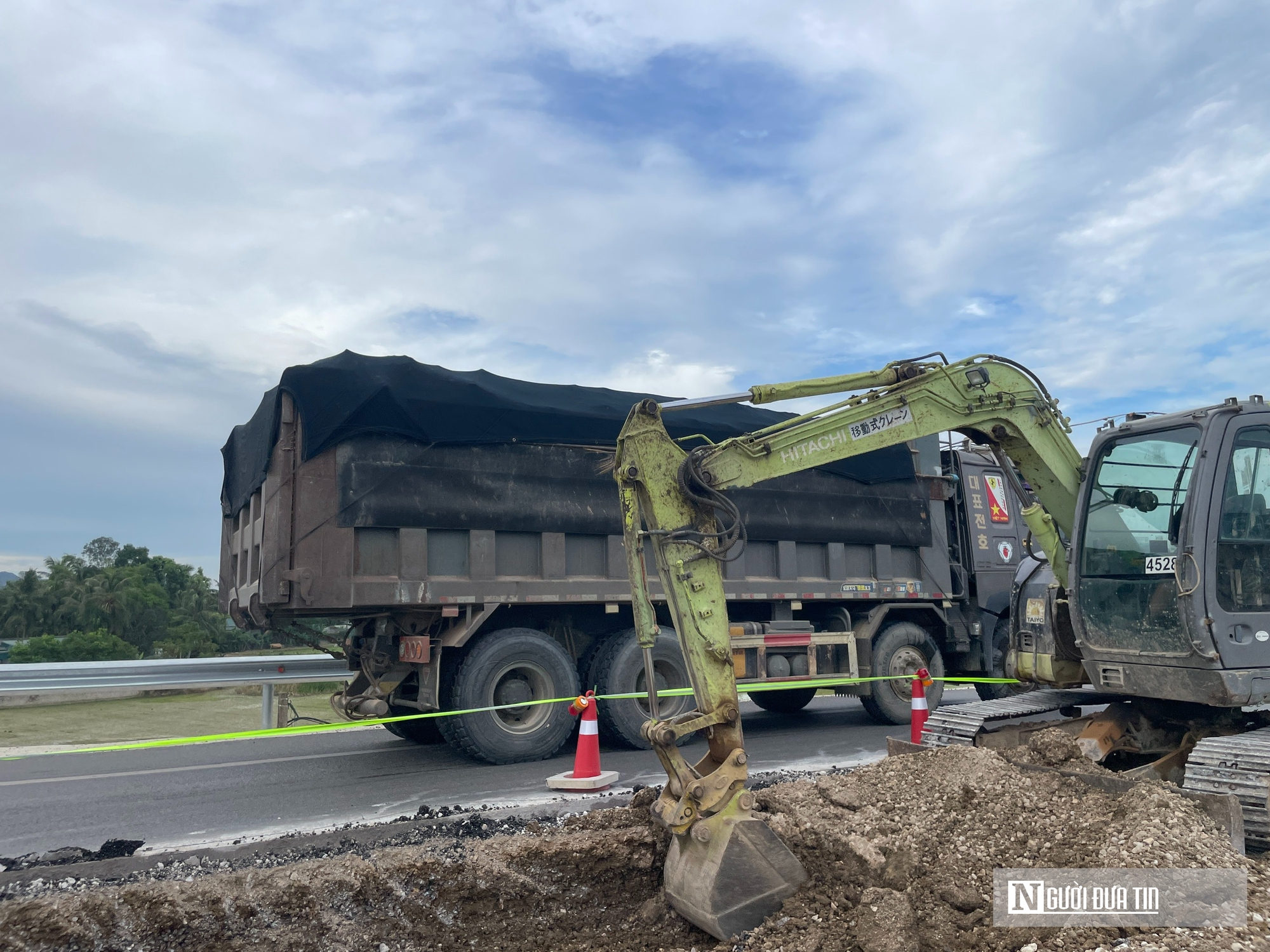 Cầu vượt đường sắt Quốc lộ 45 vừa thông xe đã xuất hiện sụt lún, bong tróc - Ảnh 6.
