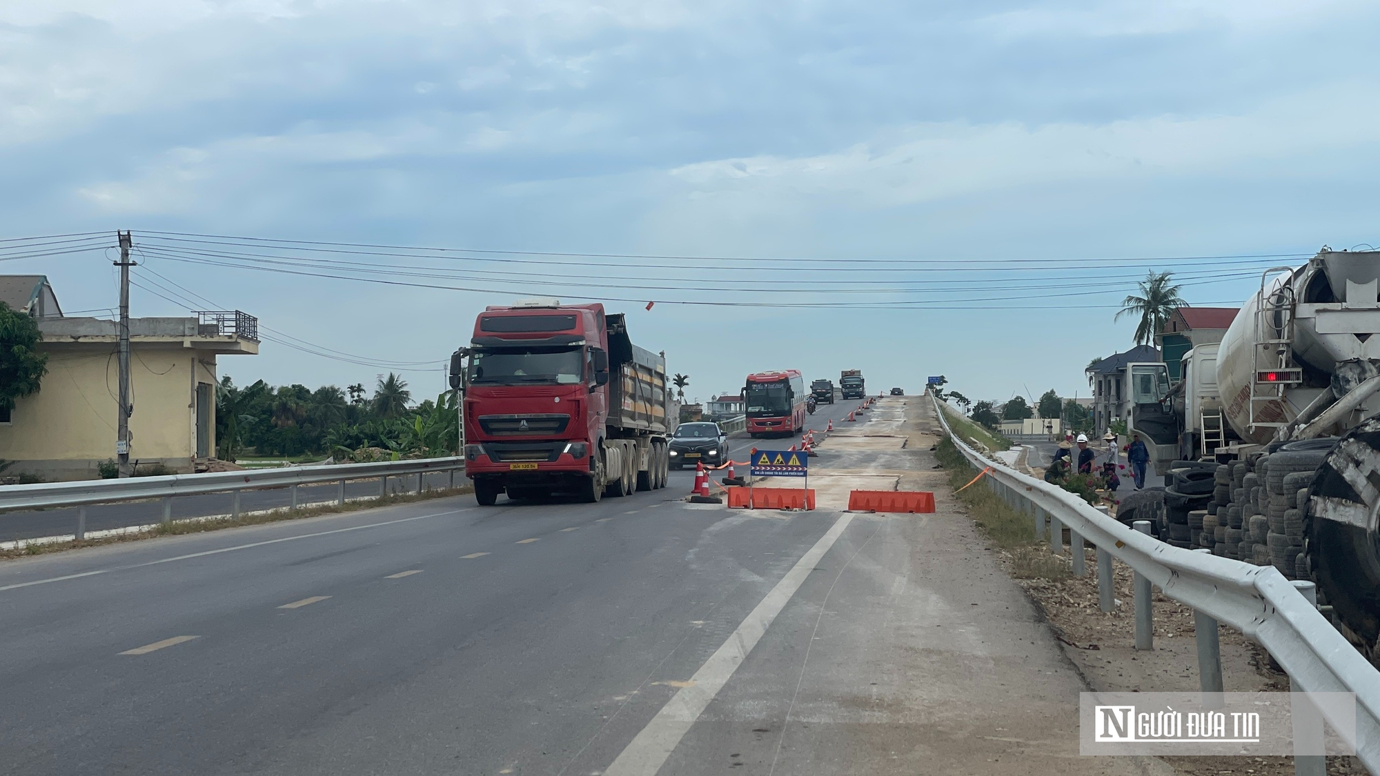 Cầu vượt đường sắt Quốc lộ 45 vừa thông xe đã xuất hiện sụt lún, bong tróc - Ảnh 7.
