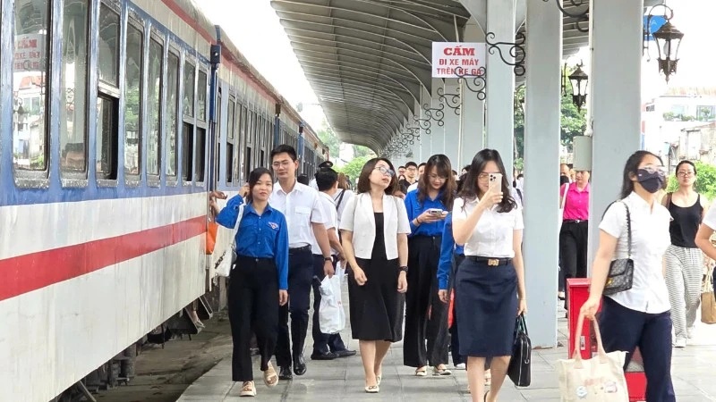 Đường sắt Việt Nam vận hành tàu đưa đón y, bác sĩ đến Bệnh viện Bạch Mai cơ sở 2 - Ảnh 1.