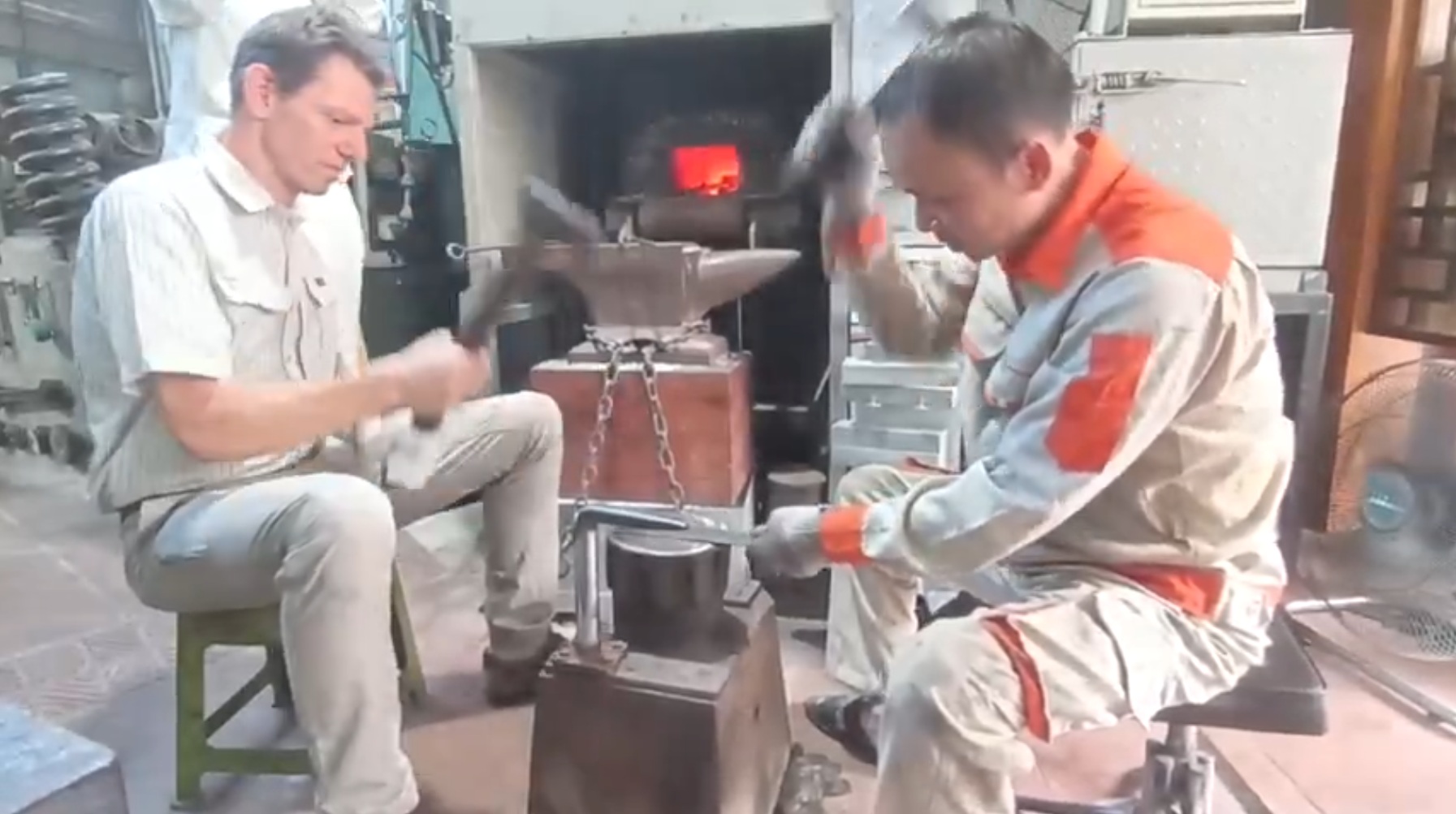 Du khách nước ngoài thích thú trải nghiệm làm dao tại làng nghề Đa Sỹ - Ảnh 5.